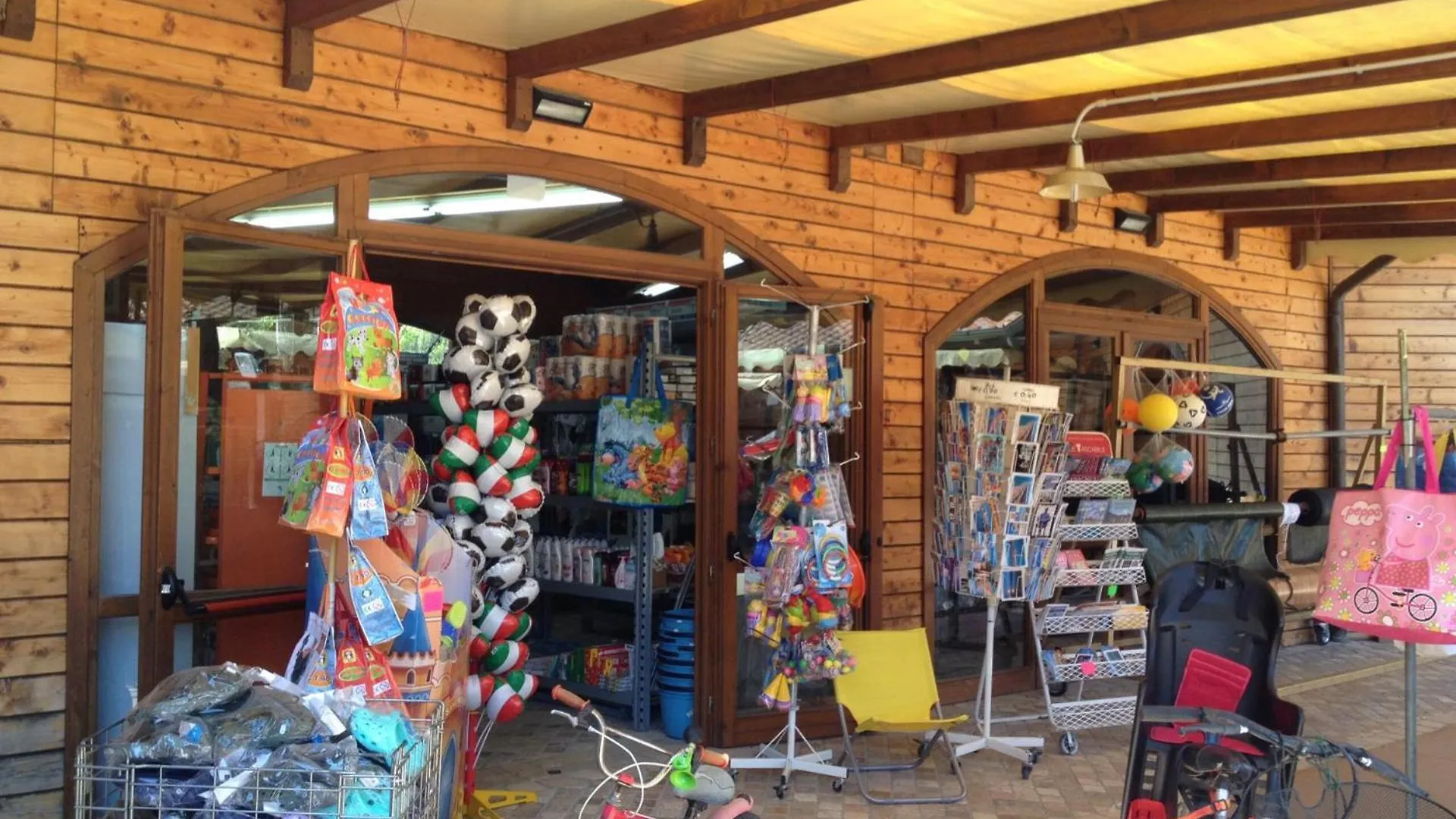 וירג'יו Comfortable Campsite-Chalet G16 Tuscany Near Sea בקתה