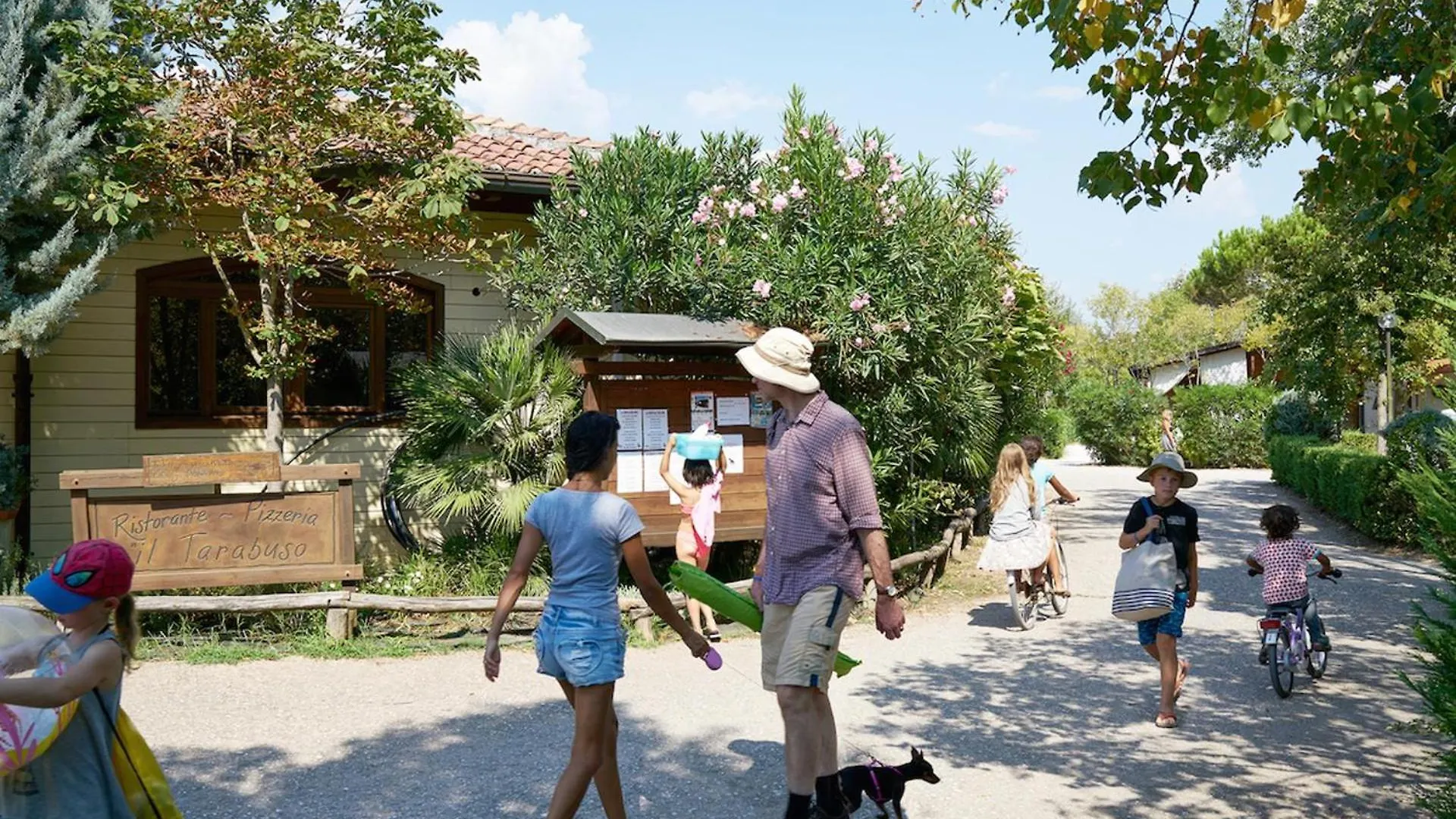 וירג'יו Comfortable Campsite-Chalet G16 Tuscany Near Sea בקתה
